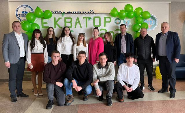 Спільне фото на згадку про знакову подію в житті географічного факультету ТНПУ